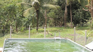 Una piscina al aire libre de temporada