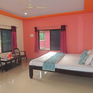 Chambre Simple Deluxe | Bureau, rideaux occultants, draps fournis