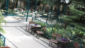 تناول الطعام بالخارج