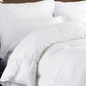 A bed with white bedding and a wooden headboard. - Hotel Peñalba (Cangas de Onis)