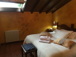 Chambre, 1 très grand lit | Accès au Wi-Fi (inclus), literie fournie