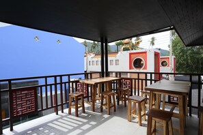 供應早餐、午餐、晚餐；多國菜