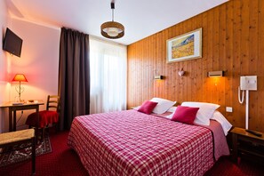 Camera doppia, vista valle | Una scrivania, ferro/asse da stiro, Wi-Fi gratuito, lenzuola