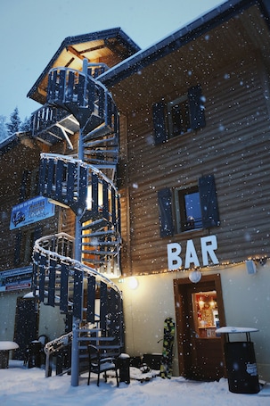 Majoituspaikan julkisivu illalla/yöllÀ