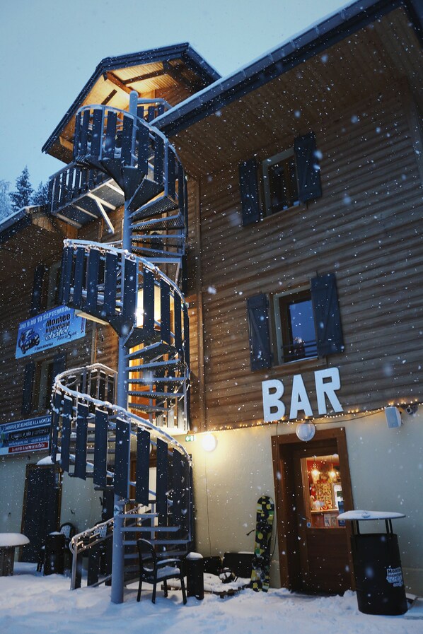 住宿正面 - 傍晚/夜晚