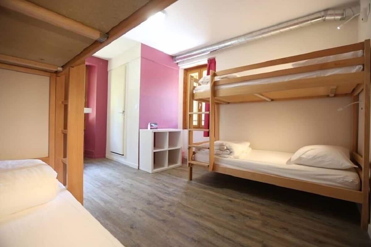 Shared Dormitory (4 persons) | WiFi (free), individually decorated, individually furnished, bed sheets