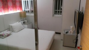 Escritorio, cortinas blackout, insonorización y wifi gratis
