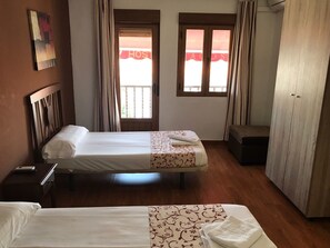 Bureau, rideaux occultants, lits bébé (gratuits)