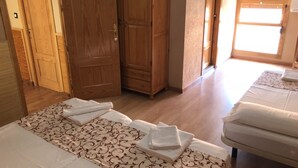 A hotel room with a bed, a wardrobe, and a window. - Hostería Verahouse (Jaraíz de la Vera)