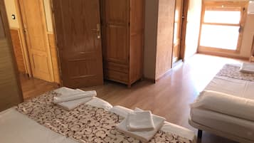 Doppia Standard | Una scrivania, tende oscuranti, culle/letti per bambini (gratuiti)