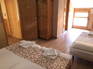 Bureau, rideaux occultants, lits bébé (gratuits)