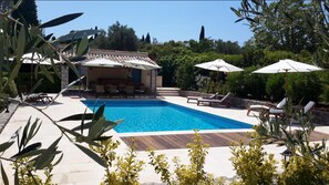 Piscine extérieure (ouverte en saison), parasols de plage