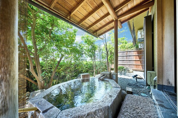 Habitación superior (Japanese-style, With Open-Air Bath) | Baño | Bañera y ducha independientes y bañera profunda