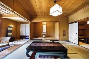 Japanese-Style Suite with Open-Air Bath - Yamatoya Besso (Matsuyama)