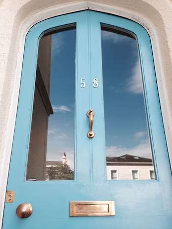 Entrada de la propiedad. Square Tree House