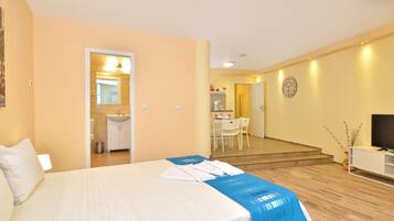 Deluxe Studio, Balcony | Blackout drapes, soundproofing, iron/ironing board, cribs/infant beds