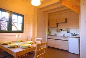 Frigorífico, placa de cocina, hervidor eléctrico y trona infantil