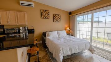 1 sovrum, skrivbord, strykjärn/strykbräda och resesäng