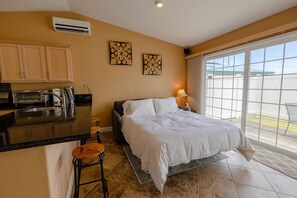 1 chambre, bureau, fer et planche à repasser, lit parapluie