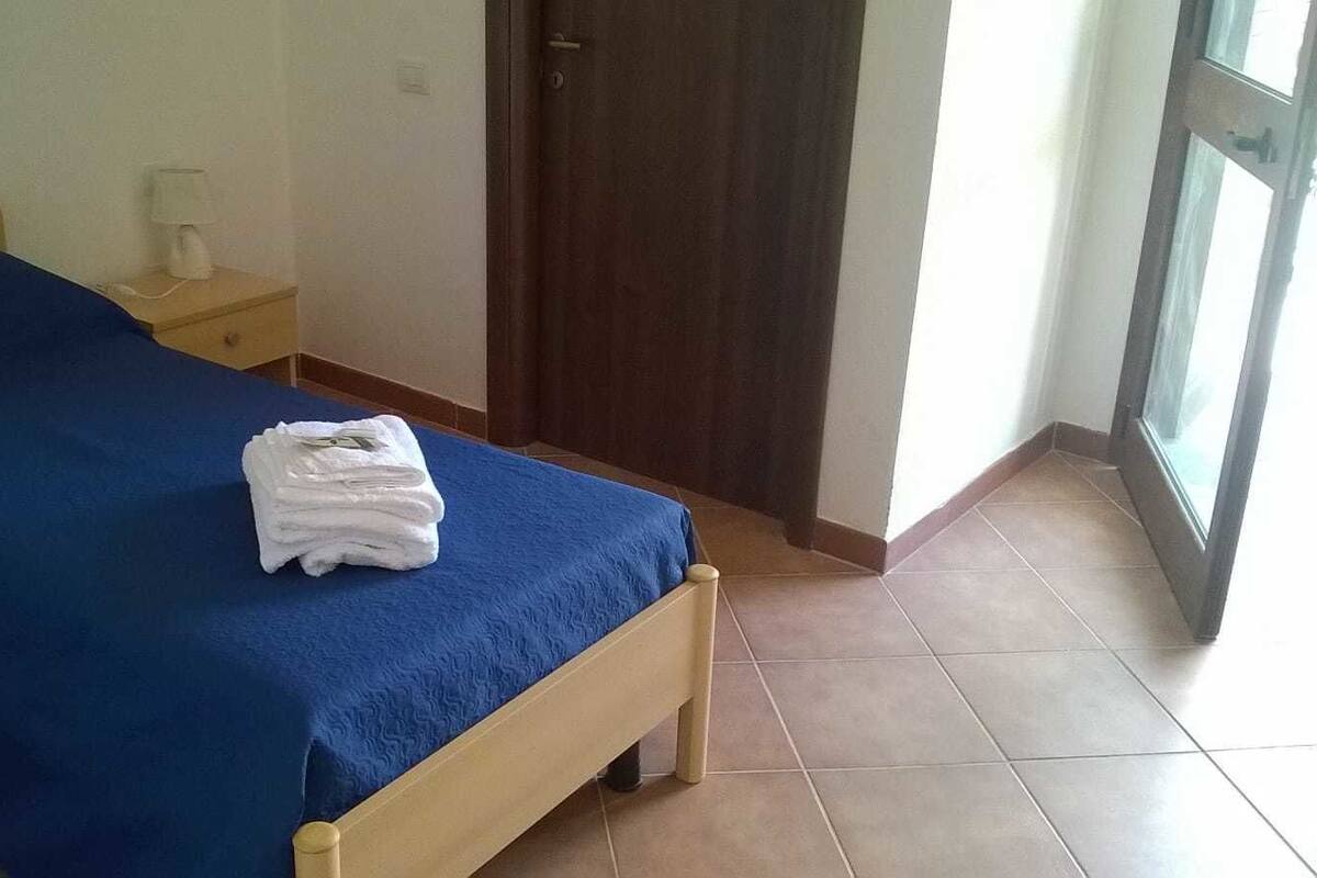 Desk, cots/infant beds, bed sheets