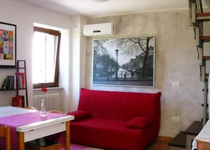 Appartement, 2 chambres | Salle de séjour | Téléviseur à écran plat