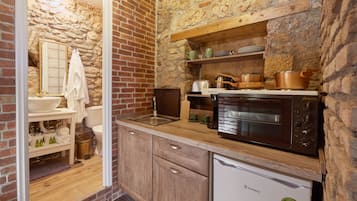 Deluxe Residence | Cocineta privada | Refrigerador, parrilla de estufa y cafetera de espresso
