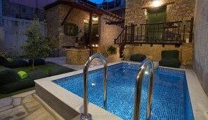 Outdoor pool, sun loungers - Athenian Residences (Athens)