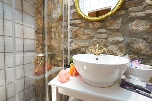Traditional Family Stay | Bathroom sink - Athenian Residences (Athens)