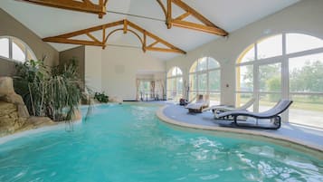 Indoor pool, sun loungers