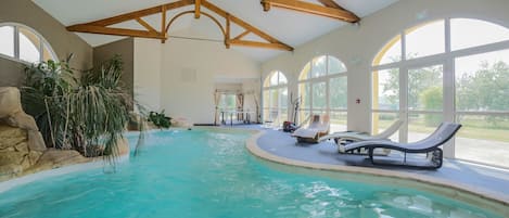 Piscine couverte, chaises longues