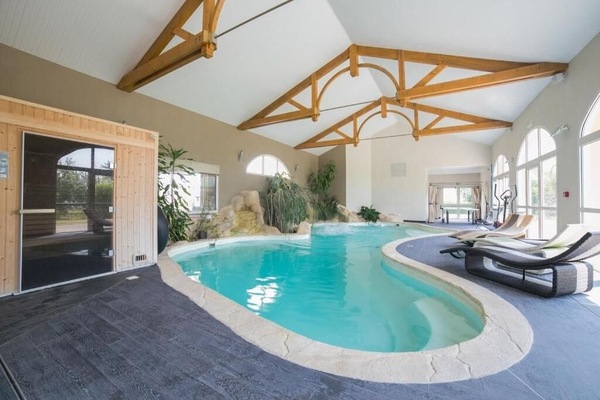 Indoor pool, sun loungers