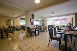 Lunch and dinner served, local cuisine - Hôtel de La Louée (Haute-Goulaine)