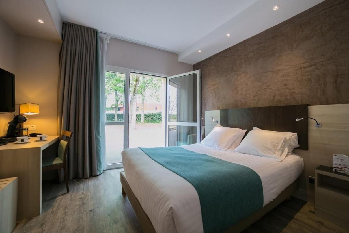 desk, soundproofing, iron/ironing board, free wifi