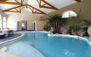 Indoor pool, pool loungers - Hôtel de La Louée (Haute-Goulaine)