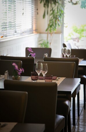 Lunch and dinner served, local cuisine - Hôtel de La Louée (Haute-Goulaine)