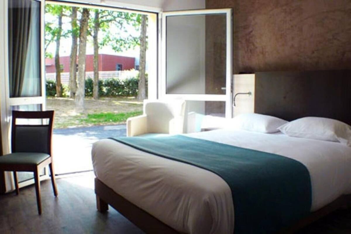 desk, soundproofing, iron/ironing board, free wifi