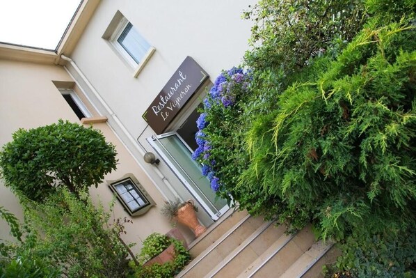 A building with a sign reading "Restaurant Le Vigneron." - Hôtel de La Louée (Haute-Goulaine)
