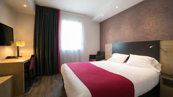 Escritorio, insonorización, tabla de planchar con plancha y wifi gratis