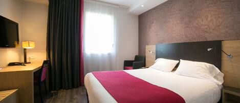 Bureau, chambres insonorisées, fer et planche à repasser, Wi-Fi gratuit