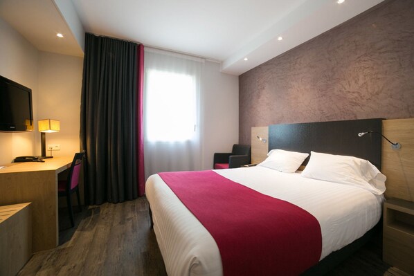 Bureau, chambres insonorisées, fer et planche à repasser, Wi-Fi gratuit