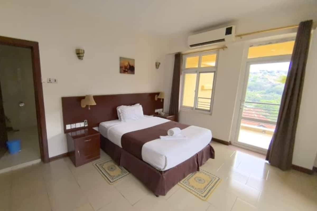 1 bedroom, hypo-allergenic bedding, minibar, desk