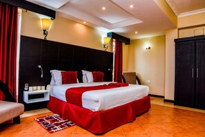 Executive Room | Hypo-allergenic bedding, pillowtop beds, minibar, desk