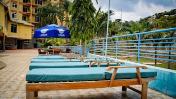 Kolam renang outdoor, dengan payung kolam renang