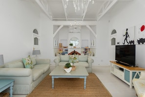 Villa superior, varias camas, para no fumadores | Área de sala de estar | Televisión de pantalla plana y chimenea