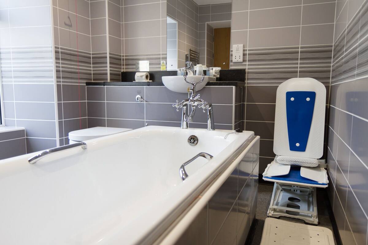 Un baño moderno con bañera, inodoro y lavamanos.