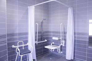 Articles de toilette gratuits, sèche-cheveux, serviettes fournies