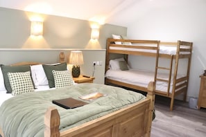 Habitación familiar | Tabla de planchar con plancha, wifi gratis y ropa de cama 