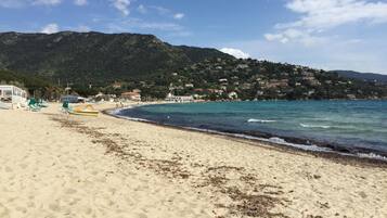 Beach nearby, white sand, 6 beach bars