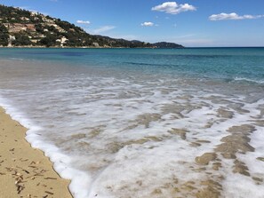 Beach nearby, white sand, 6 beach bars - Villa Thalassa Art' B&B (Le Lavandou)