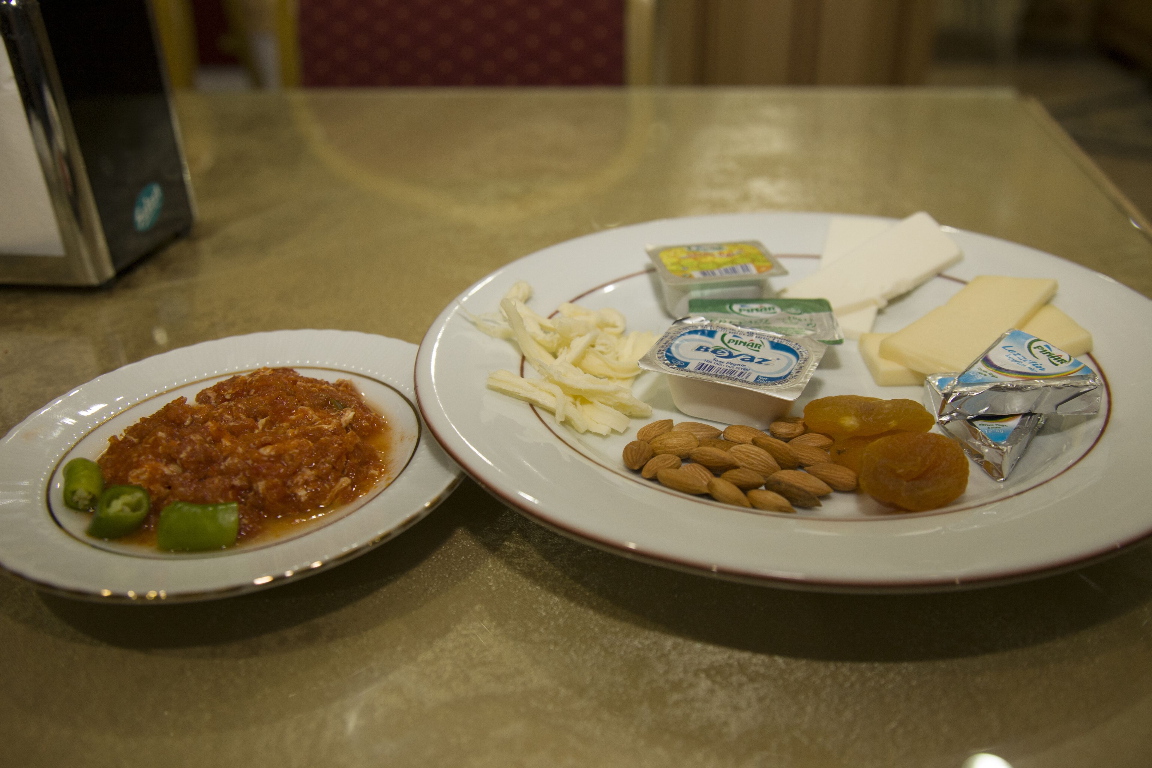 Dos platos de comida sobre una mesa.